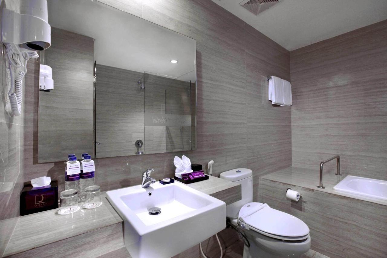 Quest Hotel Balikpapan By Aston Exterior photo