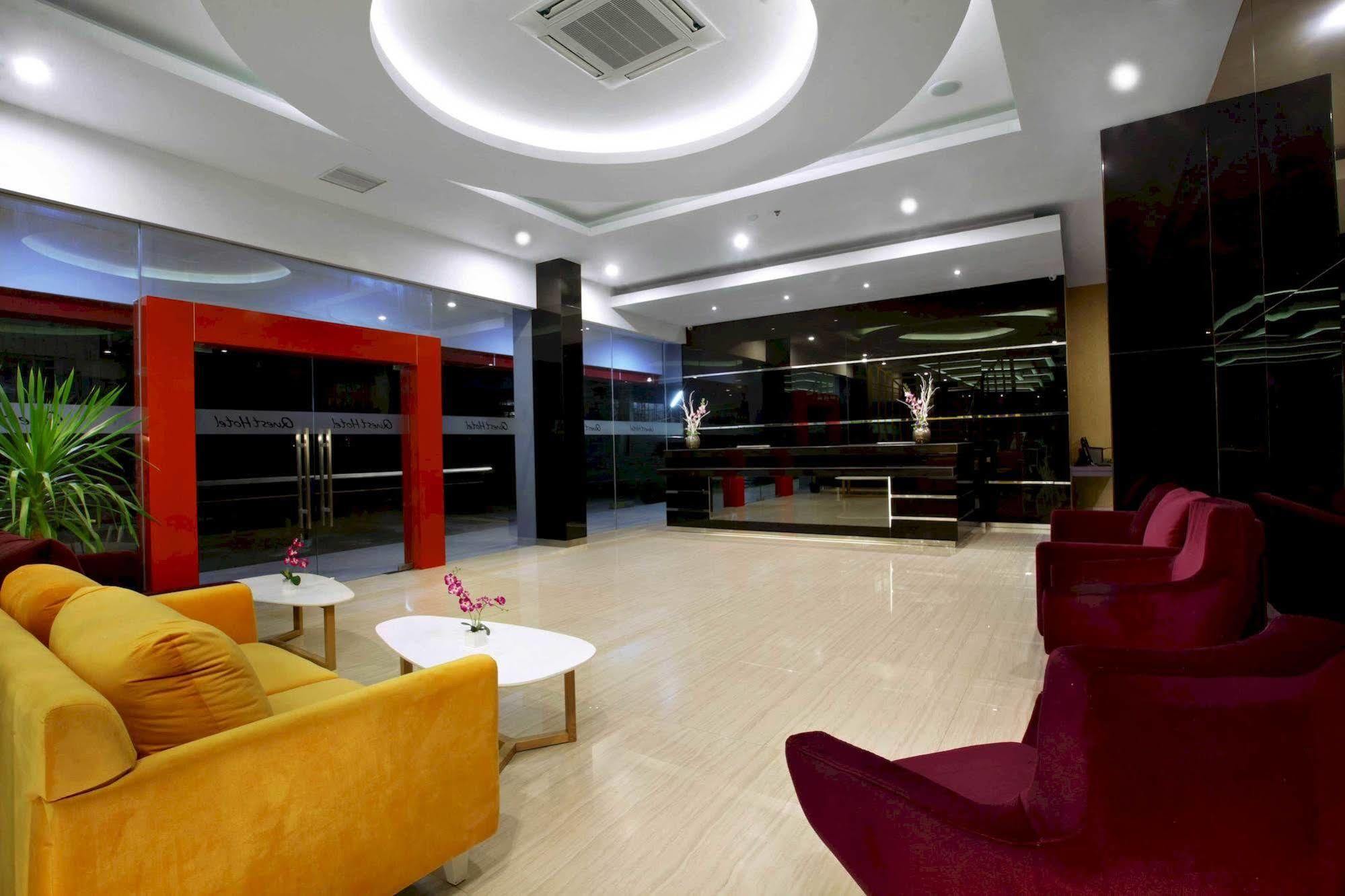 Quest Hotel Balikpapan By Aston Exterior photo